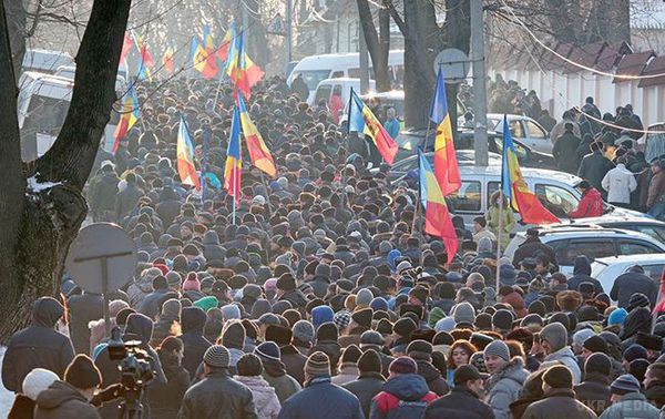 Чи може Молдова повторити український сценарій. У центрі Кишинева тривають багатотисячні протести проти нового уряду.