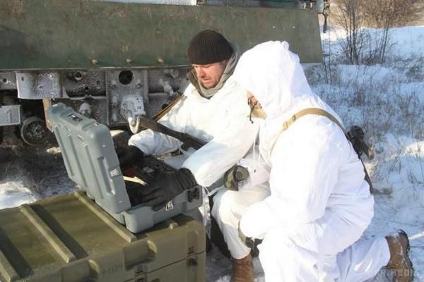 У Генштабі показали, як працюють українські сапери у зоні АТО (фотофакт). Сапери працюють у спеціальних костюмах та з допомогою роботів, переданих ЗСУ Канадою.