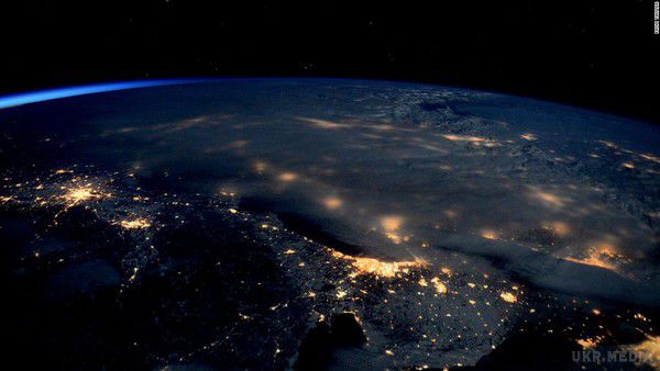 Астронавт NASA Скотт Келлі сфотографував з космосу снігову бурю, яка вирує в США. Астронавт NASA Скотт Келлі, який перебуває зараз на МКС, опублікував у себе на сторінці в Twitter і Instagram унікальні знімки сніжної бурі, що вирує на