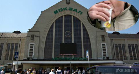 Волонтер попередила бійців АТО про "клофелинщиках" на київському вокзалі. За даними Ольги Охріменко, бійців пригощають безкоштовним напоєм з клофеліном, після чого відводять в невідомому напрямку.