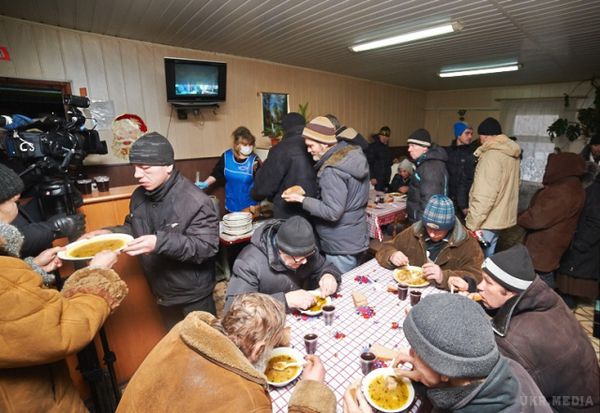 Гаряча їжа бездомним у Харкові. З настанням сильних морозів у всіх районах Харкова відкрилися тимчасові пункти харчування для бездомних та малозабезпечених.