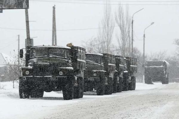 В Україну вдерлася російська колона з боєприпасами, - розвідка. Автомобільна колона з РФ з боєприпасами та майном заїхала на Донбас, незаконно перетнувши державний кордон України в районі н.п. Дмитрівка на Донеччині.