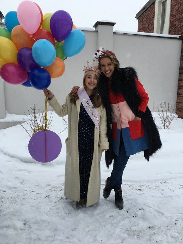  У свій день народження Тіна Кароль пригостила Катю Осадчу вином (фото). Українська співачка Тіна Кароль, яка 25 січня відзначила день народження, запросила в гості Катю Осадчу.