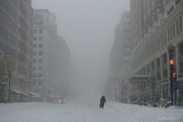 Сніговий шторм залишив схід США. Щонайменше 37 людей загинули під час шторму, чверть мільйона користувачів були відрізані від електропостачання.