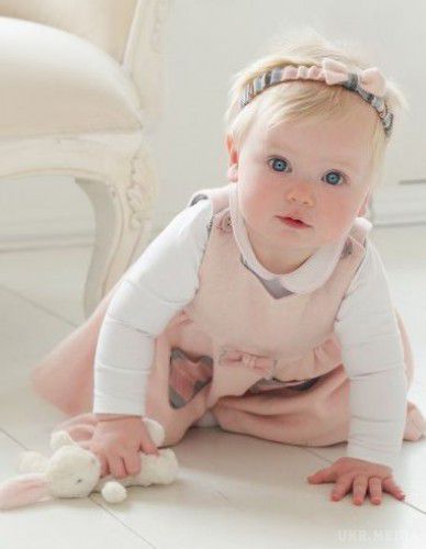 З'явилася колекція, присвячена принцесі Шарлотті (фото). Дочка Кейт Міддлтон і принца Вільяма вже стала іконою стилю. Дівчинка надихнула дизайнера Сесіль Рейнод на розробку лінійки дитячого одягу.