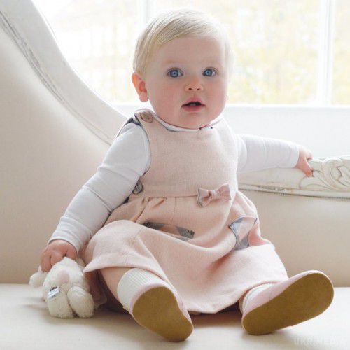 З'явилася колекція, присвячена принцесі Шарлотті (фото). Дочка Кейт Міддлтон і принца Вільяма вже стала іконою стилю. Дівчинка надихнула дизайнера Сесіль Рейнод на розробку лінійки дитячого одягу.