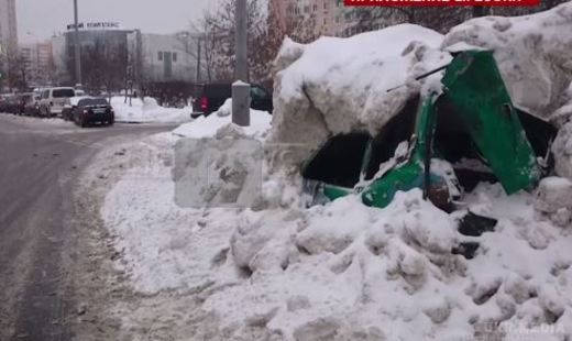 У Москві снігоприбиральний трактор розчавив "Оку" - переплутав із кучугуром (фотофакт). У префектурі району повідомили, що автівка не має господаря і її евакуювали для утилізації.
