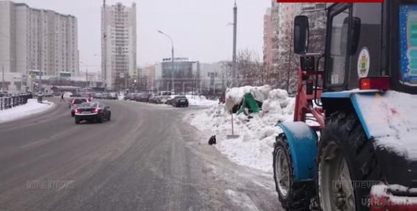 У Москві снігоприбиральний трактор розчавив "Оку" - переплутав із кучугуром (фотофакт). У префектурі району повідомили, що автівка не має господаря і її евакуювали для утилізації.