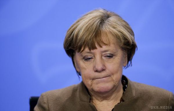 Опитування: 40% німців висловилися за відставку Меркель за її політику щодо біженців. 40% німців висловилися за відставку канцлера Ангели Меркель за її політику щодо біженців.