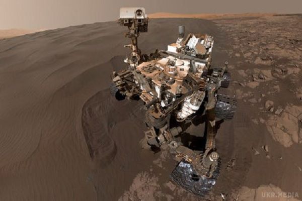 Curiosity зробив нове селфі на Марсі. Марсохід Curiosity зробив нове селфі, яке було опубліковано NASA. Робот зараз знаходиться в районі пустелі Наміб, де бере зразки піску для лабораторного аналізу.