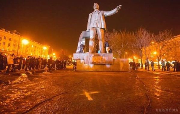 Поліція відкрила справу по знесенню пам'ятника Петровського (відео). За обваленням пам'ятника стежив 131 співробітник поліції, які не поспішали припинити можливе правопорушення.