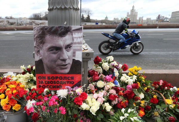 У Москві меморіал Борису Нємцову знесли третій раз за місяць. Меморіал пам'яті Бориса Нємцова, зведений на місці його загибелі на Великому Москворецком мосту, зносять вже третій раз за поточний місяць. Про це повідомляють місцеві ЗМІ.
