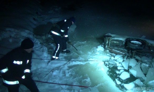 Смертельне ДТП у Харкові: автомобіль впав у річку (фото, відео). У Харкові сталося ДТП, в результаті якого легковий автомобіль марки ВАЗ 2105 впав у річку.