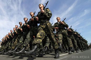 Щодня до лав ЗСУ вступає до 200 контрактників - Яценюк. Щодня до лав Збройних сил України вступає до 200 контрактників.