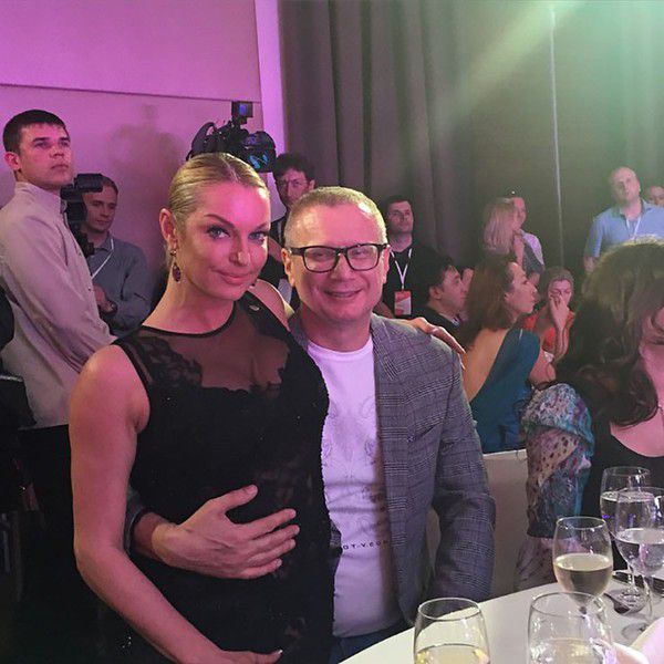 Волочкова заявила про весілля зі співаком Андрієм Ковальовим. Під час свого 40-го дня народження російська балерина Анастасія Волочкова зробила дуже серйозну заяву, оголосивши про своє весілля з співаком та продюсером Андрієм Ковальовим.