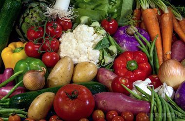 В Україні дорожчають "вітаміни": ціни на овочі та фрукти ростуть. Найсильніше піднялися ціни на тепличні овочі.