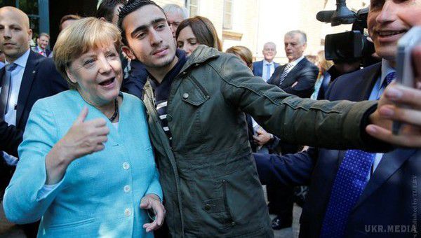 Кращий європейський анекдот 2015 року (фото). Сидить Мухаммед навпочіпки в Берліні і плює на землю через дірку в зубах.
Раптом з'являється фея і каже: