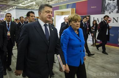 Про що Порошенко домовився з Меркель у Берліні. Меркель підкреслила, що на Донбасі досі немає режиму повного припинення вогню, санкції проти РФ необхідно продовжити.