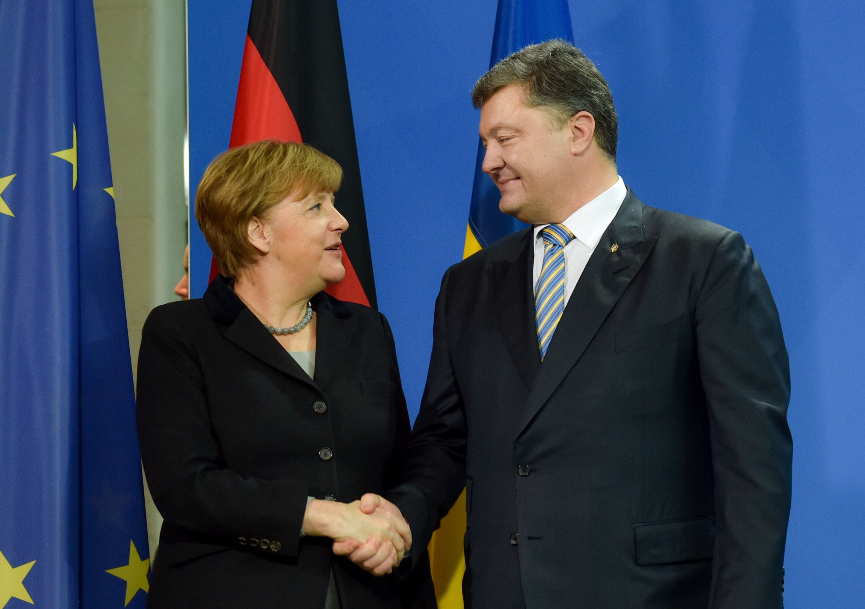 Про що Порошенко домовився з Меркель у Берліні. Меркель підкреслила, що на Донбасі досі немає режиму повного припинення вогню, санкції проти РФ необхідно продовжити.
