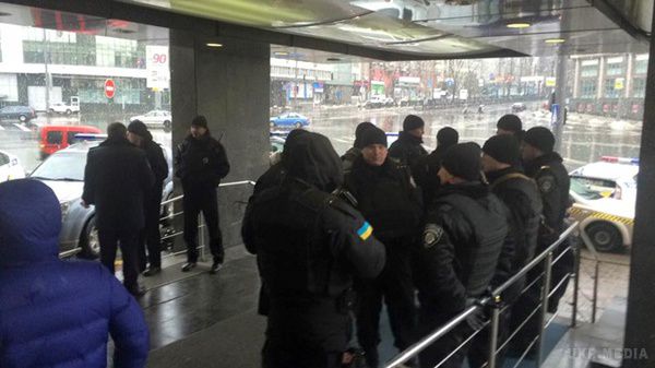 Рейдерські війни: прийшов – побачив – відібрав. У неділю площа біля готелю "Либідь" у Києві наповнили поліцейські автомобілі. 
