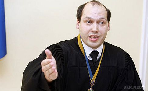 Суддя, що "впаяв" Луценку 4 роки, вже розглядає свіжі справи. Скандальний суддя Печерського райсуду Сергій Вовк повернувся до виконання обов*язків