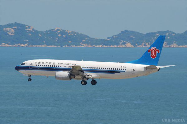 Пасажирів-хуліганів вноситимуть до "чорного списку". П*ять китайських авіакомпаній підписали угоду, яка дозволить їм ефективно протистояти хуліганам на борту літаків.