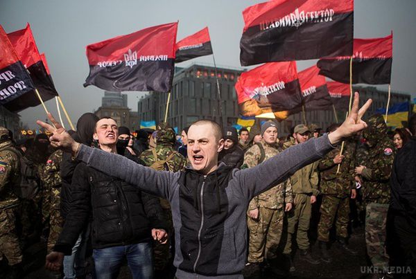 "Правий сектор" відповів Матіосу на його "незаконні формування". У "Правому секторі" запропонували військовому прокурору Матіосу піти у відставку або вибачитися перед бійцями українського добровольчого корпусу. 