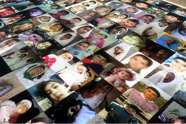 У Женеві виклали ФОТО убитих РФ сирійських дітей. . Під виглядом боротьби з так званим "Ісламським державою" російські льотчики-вбивці бомблять цивільні об'єкти на територіях, підконтрольних помірної опозиції, яка виступила проти диктаторського режиму Башара Асада