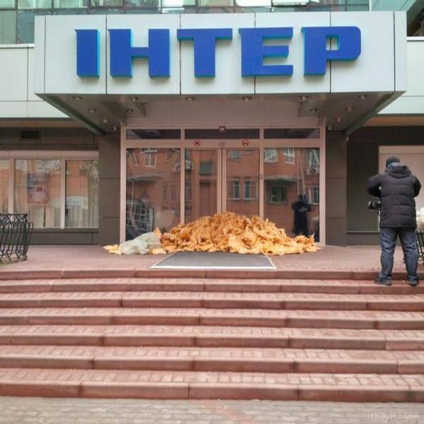Офіс українського телеканалу закидали ватою (фото). Учасники акції таким чином висловили незадоволення політикою каналу "Інтер".