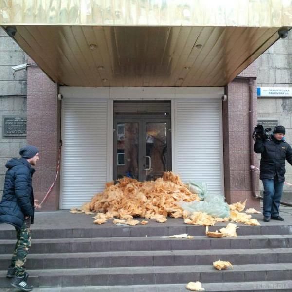 Офіс українського телеканалу закидали ватою (фото). Учасники акції таким чином висловили незадоволення політикою каналу "Інтер".