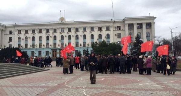 Комуністи Крима погрожують Москві новою революцією. Кримські комуністи вийшли на мітинг у Сімферополі, протестуючи проти зростання цін, тарифів і безробіття на півострові