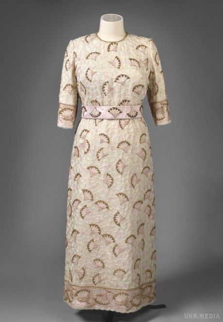 До 90-річчя королеви Британії Єлизавети в Единбурзі покажуть виставку її одягу і аксесуарів. Вишукане вбрання королеви Британії покажуть на виставці