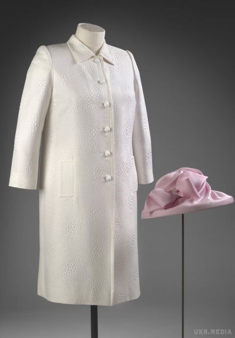 До 90-річчя королеви Британії Єлизавети в Единбурзі покажуть виставку її одягу і аксесуарів. Вишукане вбрання королеви Британії покажуть на виставці