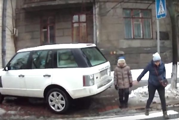 Коп, затримавша скандальну блондинку: "Вона вдарила мене ще в машині". Цього тижня топ-відео в соцмережах - затримання агресивної білявої дами. Вона припаркувала свій "Ренж Ровер" на пішохідному переході в центрі Києва, а після влаштувала гучну сварку з патрульними. 