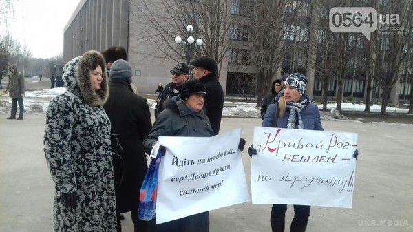 Народне віче у Кривому Розі, активісти збираються їхати в Київ (фото). Криворіжці зібралися біля пам'ятника Козаку Рогу.