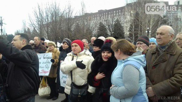Народне віче у Кривому Розі, активісти збираються їхати в Київ (фото). Криворіжці зібралися біля пам'ятника Козаку Рогу.