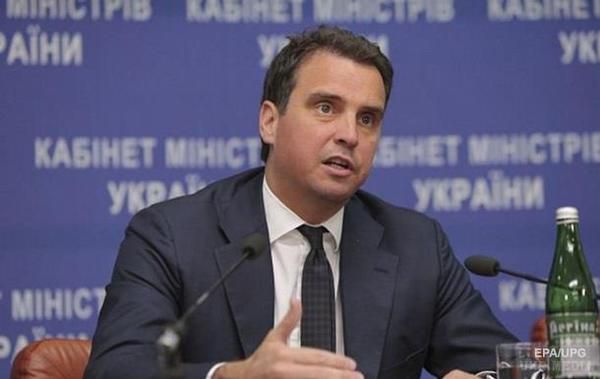Абромавічус дав Києву час для "важливих рішень". Україну очікує заморожена економіка, якщо через два тижні не вжити жорстких рішень, заявив міністр.