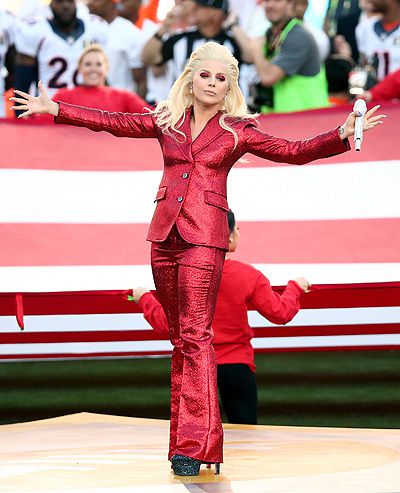 Super Bowl 2016: шикарний виступ Леді Гага і Бейонсе (фото, відео). Щоб виконати національний гімн США, на сцену піднялася Леді Гага.