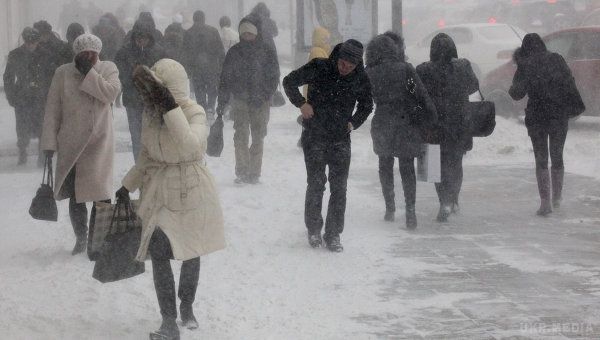 В Україні псується погода: оголошено штормове попередження. Синоптики обіцяють сильний вітер і туман.