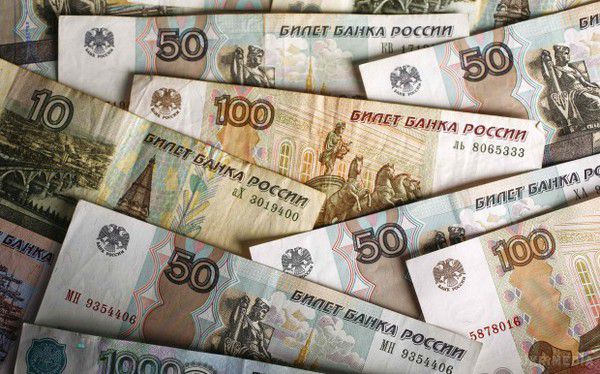 Відновився обвал російського рубля. Слідом за ним знижуються і фондові індекси РФ.