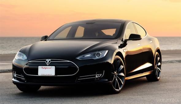 Електромобілі Tesla та Apple Watch. Tesla створили функцію, яка дозволяє закликати машину самостійно виїхати з гаража і зупинитися перед ним