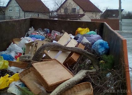 Харків.  На смітнику на Павловому Полі знайшли змію (ФОТО). Вчора вранці двірник виявила поруч зі сміттєвими баками біля будинку по вулиці 23 Серпня, 29 змію.