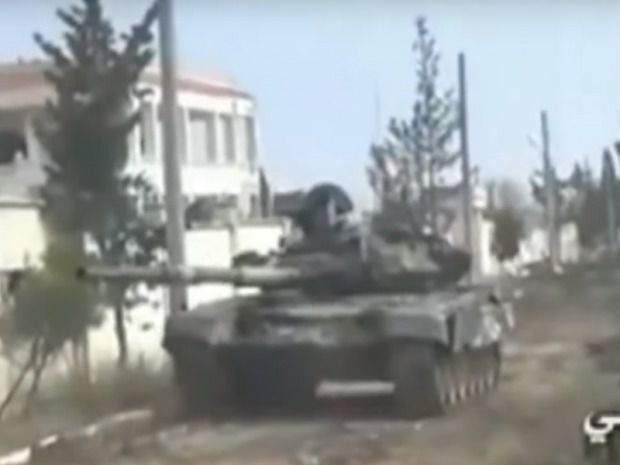 Дарунки Путіна під пальмами: Російські Т-90 з боями рвуться в Алеппо (відео). Танк оснащений системою активного захисту, що визначає наближення протитанкових ракет і знищує їх.