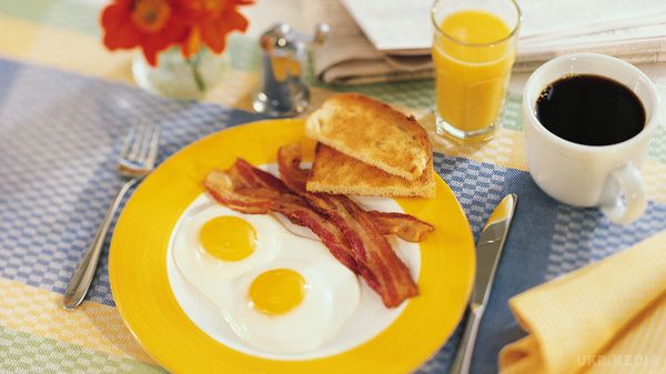 Чому небезпечно відмовлятися від сніданку?. Дослідники з університету Осаки, встановили, що люди, які регулярно не снідають на 36% частіше мають крововилив у мозок у порівнянні із тими, хто снідає щодня.