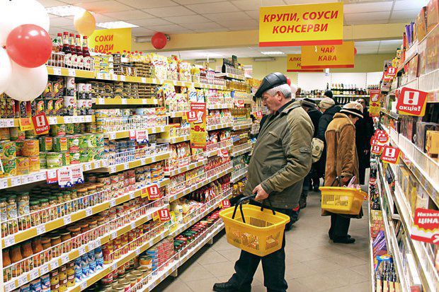 Як змінилися доходи українців за три роки. За останні три роки українці стали витрачати на їжу більше грошей.