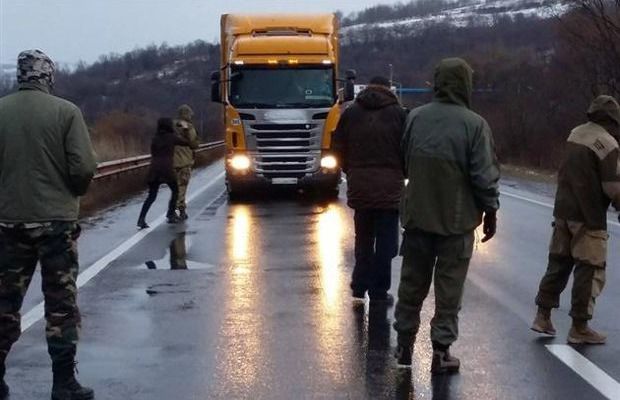 У Закарпатській області активісти заблокували близько 50 машин з російськими номерами (фото). У Нижніх Воротах Закарпатської області станом на 11:00 активісти заблокували близько 50 машин з російськими номерами, що рухалися в бік кордону.
