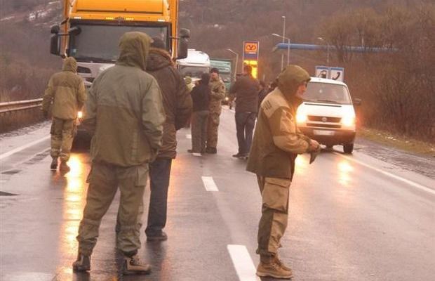 У Закарпатській області активісти заблокували близько 50 машин з російськими номерами (фото). У Нижніх Воротах Закарпатської області станом на 11:00 активісти заблокували близько 50 машин з російськими номерами, що рухалися в бік кордону.