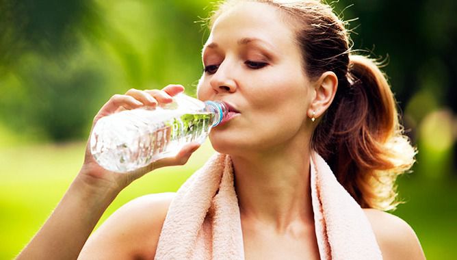 10 ознак того, що ти п'єш мало води. Недостатня кількість води провокує безліч проблем. Поки організм робить тобі натяки, ти вперто їх не помічаєш.