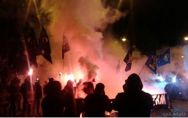 Центр Львова закидали димовими шашками. Акція зібрала близько сотні протестувальників, причини демонстрації активісти не уточнили.