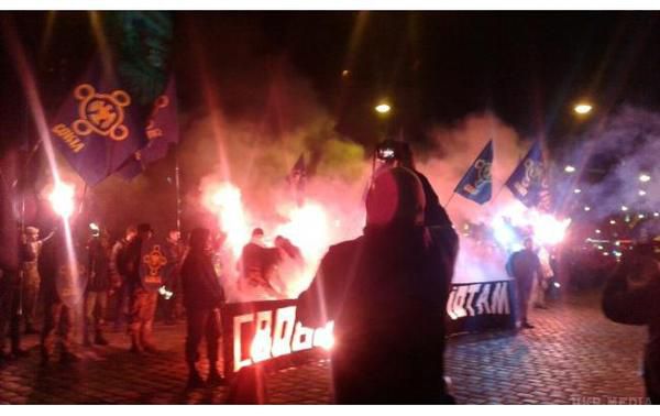 Центр Львова закидали димовими шашками. Акція зібрала близько сотні протестувальників, причини демонстрації активісти не уточнили.
